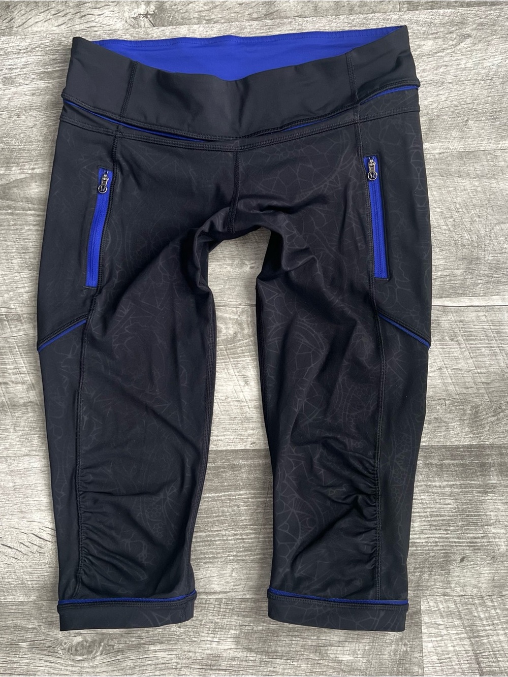 Lululemon | Passion Crop II Prisma Embossed Black | Size 8